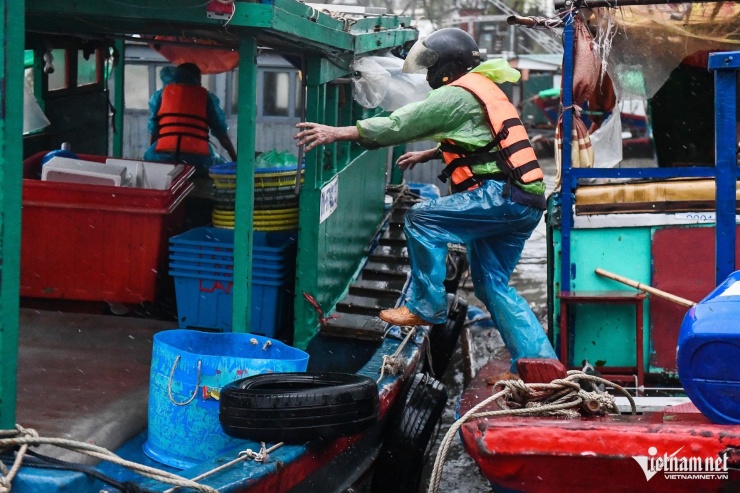 Thuyền bè chìm hàng loạt ở Hạ Long sau bão, ngư dân đau đớn nhìn tài sản trôi theo sóng