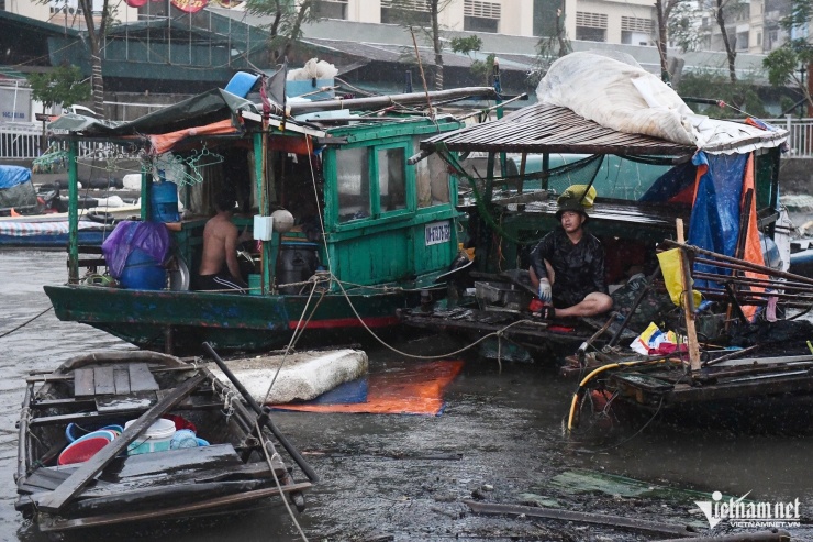 Thuyền bè chìm hàng loạt ở Hạ Long sau bão, ngư dân đau đớn nhìn tài sản trôi theo sóng