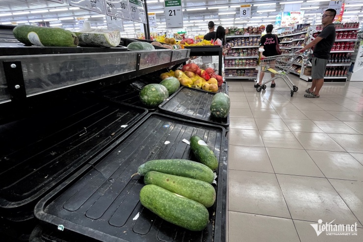 Dân vùng biển 'càn quét' rau củ về tích trữ trước giờ siêu bão Yagi đổ bộ