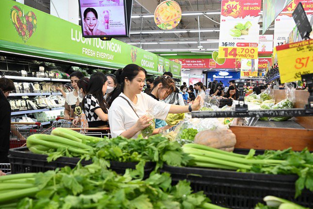 Hàng hoá liên tục được các siêu thị bổ sung trước nhu cầu tăng vọt của người dân. Ảnh: Cấn Dũng.