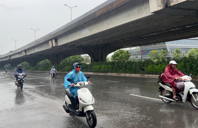 Mưa to gió lớn liên tục tại Hà Nội do ảnh hưởng của bão Yagi