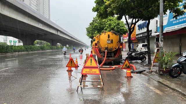 Mưa to gió lớn liên tục tại Hà Nội do ảnh hưởng của bão Yagi