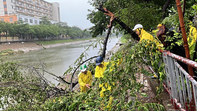 Mưa to gió lớn liên tục tại Hà Nội do ảnh hưởng của bão Yagi