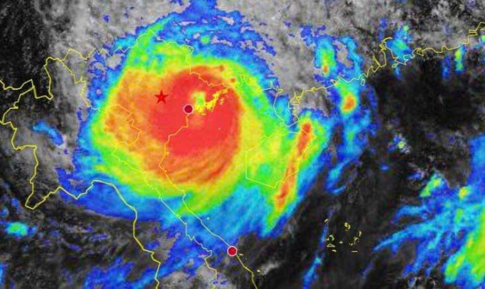 Lúc 13h, bão đã đổ bộ TP Móng Cái của tỉnh Quảng Ninh, sức gió hiện tại là 12. Ảnh: Trung tâm Dự báo Khí tượng Thủy văn quốc gia
