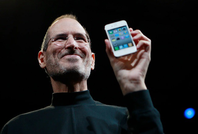 Steve Jobs sinh ngày 24/2/1955 tại San Francisco, California, Mỹ, là đồng sáng lập viên, chủ tịch và cựu tổng giám đốc điều hành của hãng Apple, một trong những người có ảnh hưởng lớn nhất ở ngành công nghiệp vi tính và là cha đẻ của iPhone.
