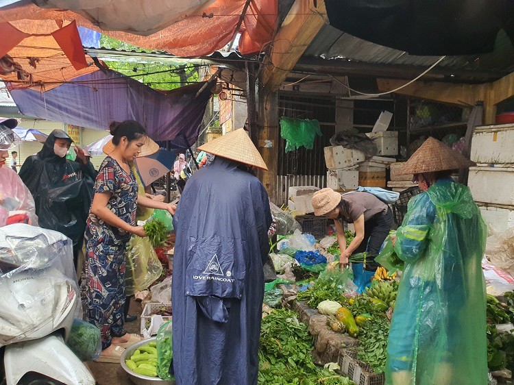 Rau xanh tăng giá mạnh trước mưa bão.