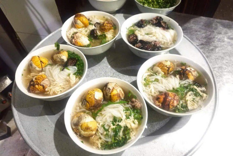 Những bát phở 5 nghìn đồng được khách gọi thêm trứng vịt lộn ăn cùng với giá 6 nghìn đồng/quả.