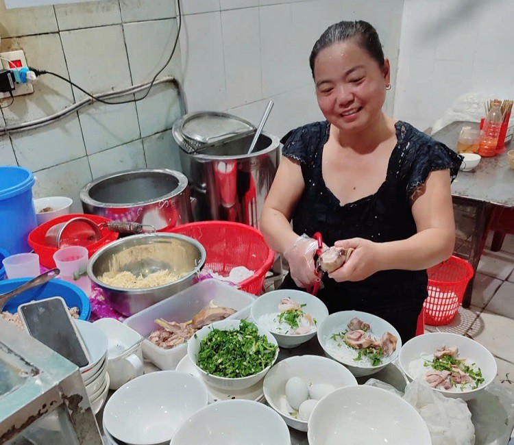 Quán phở 5K của chị Chung đã trở thành địa chỉ quen thuộc của bao thế hệ học sinh, sinh viên và công nhân lao động tại Nam Định.