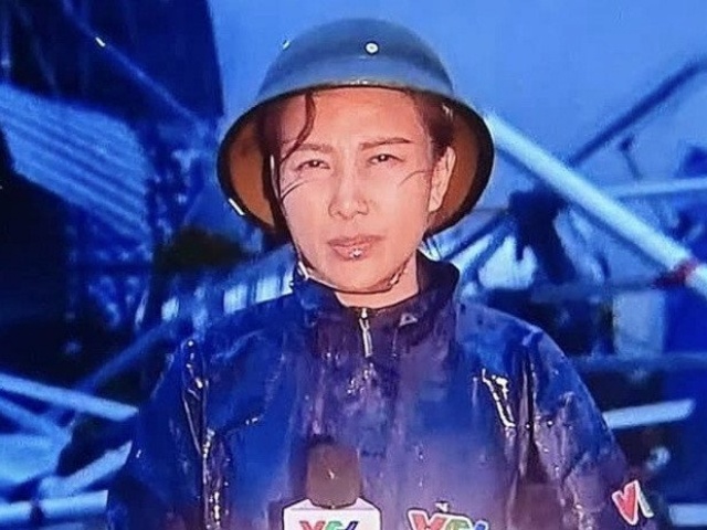 Nữ MC xinh đẹp VTV 'đắm' mình 7 tiếng trong bão Yagi, khán giả hết lời ngợi khen