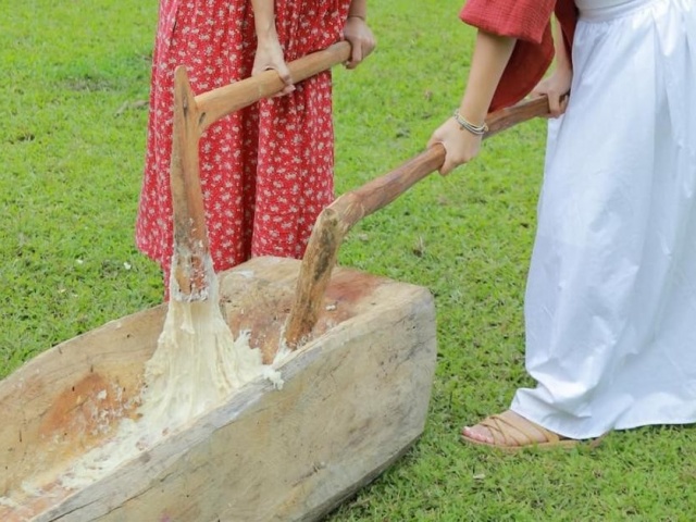 Lên Mộc Châu trải nghiệm giã bánh dày với đồng bào H’Mông