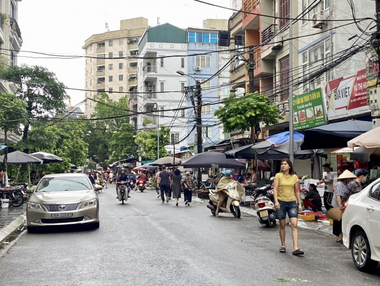 Chợ sớm sau bão: Vắng bóng tiểu thương, rau xanh tăng gấp rưỡi - 1