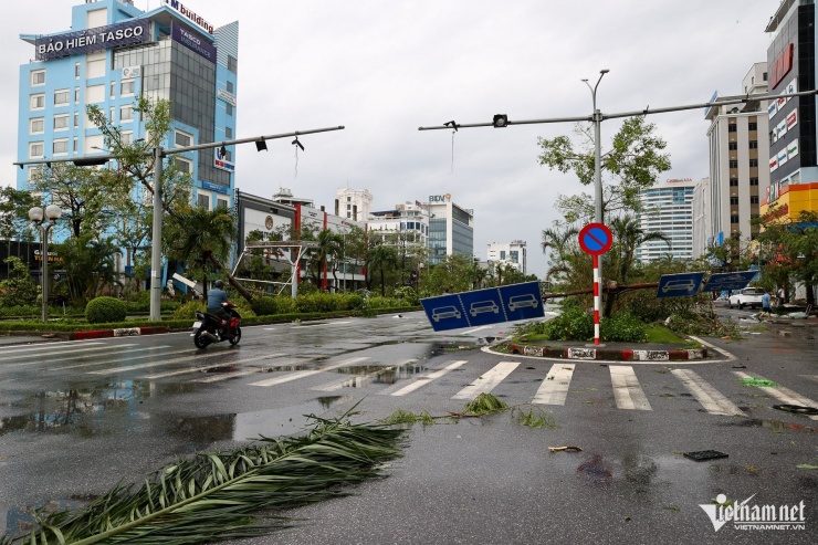 Bão Yagi tàn phá Hải Phòng: Đường phố ngập úng, giao thông ách tắc