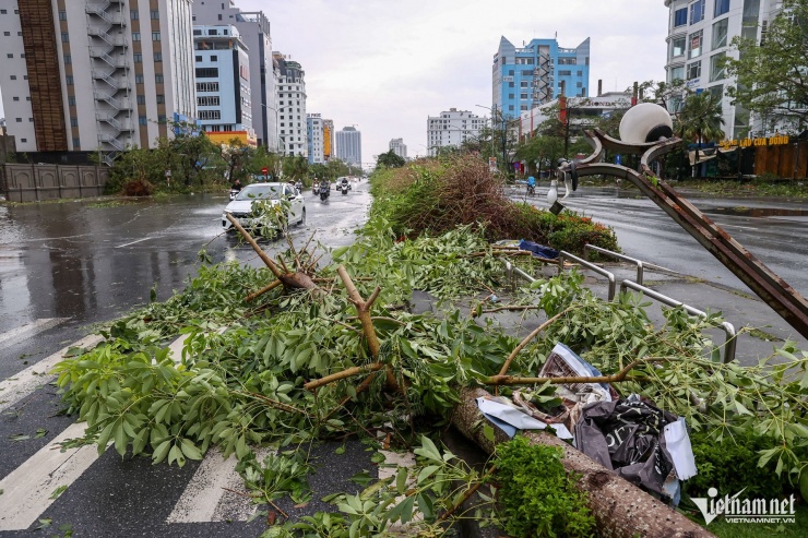 Bão Yagi tàn phá Hải Phòng: Đường phố ngập úng, giao thông ách tắc