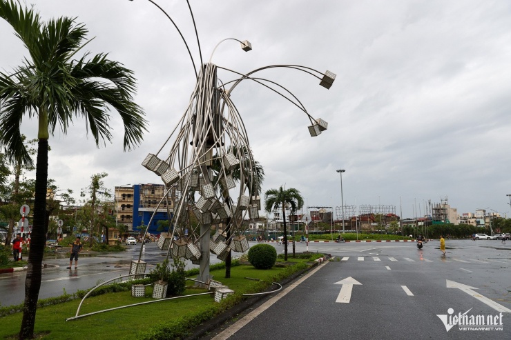 Bão Yagi tàn phá Hải Phòng: Đường phố ngập úng, giao thông ách tắc