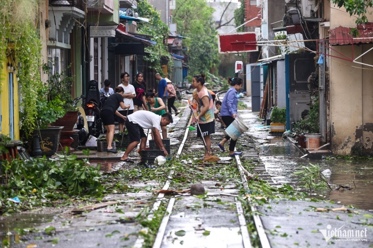 Bão Yagi tàn phá Hải Phòng: Đường phố ngập úng, giao thông ách tắc