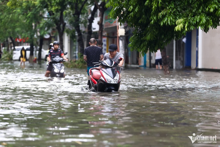 Bão Yagi tàn phá Hải Phòng: Đường phố ngập úng, giao thông ách tắc