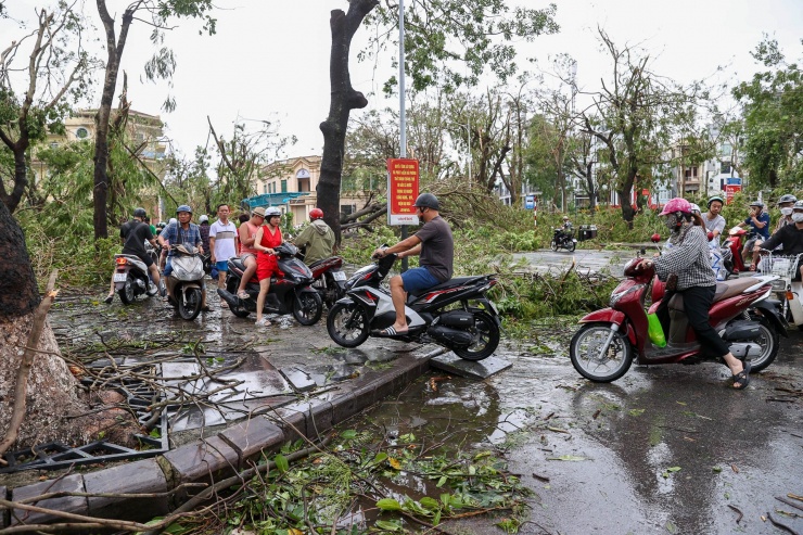 Bão Yagi tàn phá Hải Phòng: Đường phố ngập úng, giao thông ách tắc