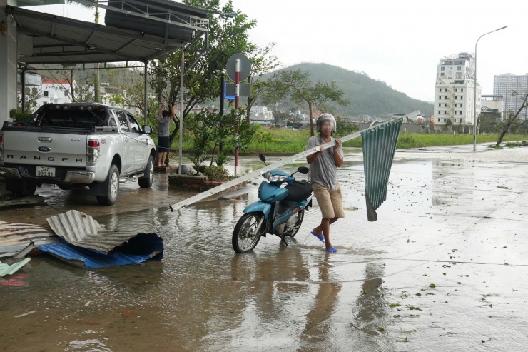 Cơn bão số 3 tàn phá Quảng Ninh, Hạ Long ngổn ngang đổ nát