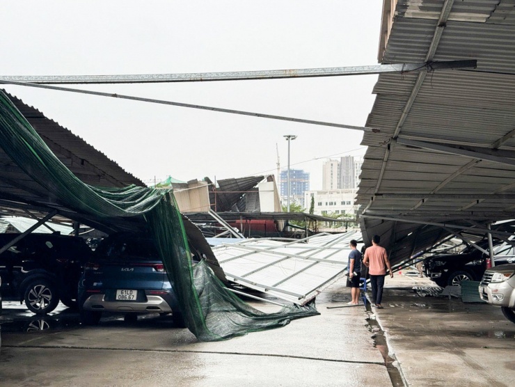 Thảm cảnh bão số 3 tàn phá Hà Nội: Hàng loạt ô tô bị cây cối đè bẹp