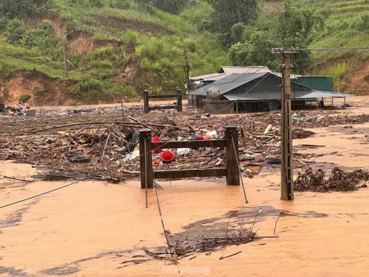 Theo Báo cáo của Ban chỉ huy phòng chống thiên tai- tìm kiếm cứu nạn tỉnh Yên Bái, tính đến 13h ngày 8/9, mưa lũ đã làm 1 người chết. Nạn nhân là cháu Sùng Thị Trang, 10 tuổi, thôn Suối Lót, xã Suối Giàng, huyện Văn Chấn, tử vong do sập nhà gỗ 3 gian đè vào người.