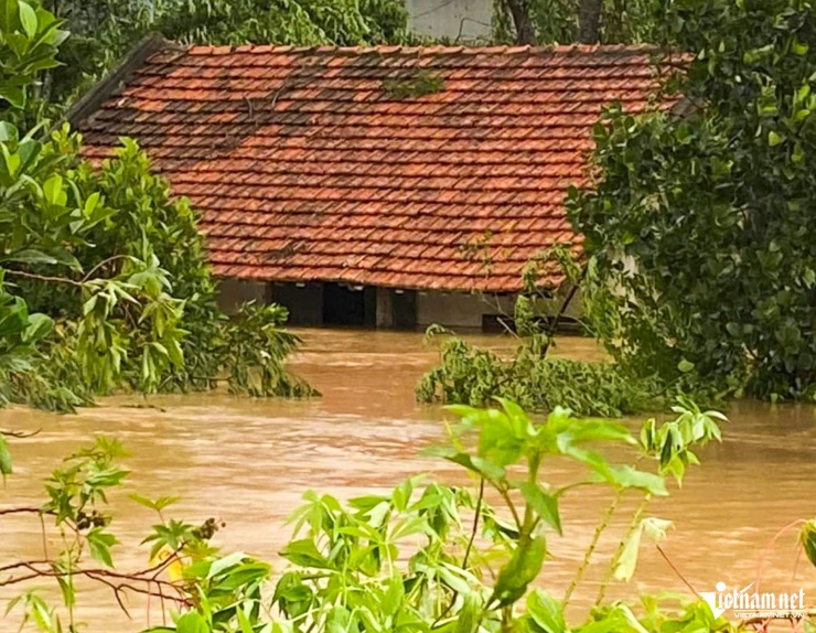 Bão số 3 tàn phá Bắc Giang, gây ngập lụt nghiêm trọng, mất liên lạc và cuốn trôi người