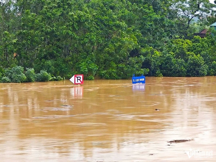 Bão số 3 tàn phá Bắc Giang, gây ngập lụt nghiêm trọng, mất liên lạc và cuốn trôi người