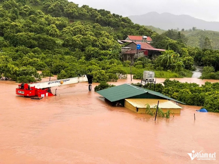 Bão số 3 tàn phá Bắc Giang, gây ngập lụt nghiêm trọng, mất liên lạc và cuốn trôi người