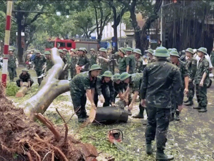 Hà Nội khẩn trương khắc phục hậu quả bão số 3, nhiều tuyến phố vẫn ngổn ngang