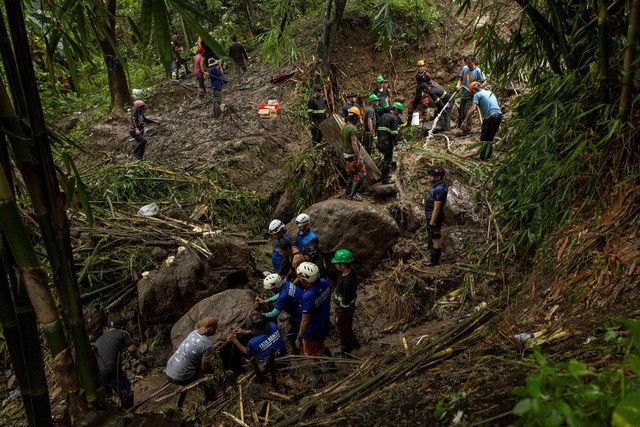 T&igrave;m ki&#7871;m n&#7841;n nh&acirc;n b&#7883; ch&ocirc;n v&ugrave;i trong tr&#7853;n l&#7903; &#273;&#7845;t do b&atilde;o Yagi g&acirc;y ra &#7903; San Luis, Antipolo, t&#7881;nh Rizal - Philippines h&ocirc;m 3-9. &#7842;nh: REUTERS