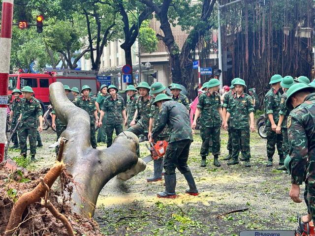 Lực lượng Quân đội và Công an Hà Nội Đêm Ngắn Ngày Dài Dọn Dẹp Hậu Quả Cơn Bão Yagi