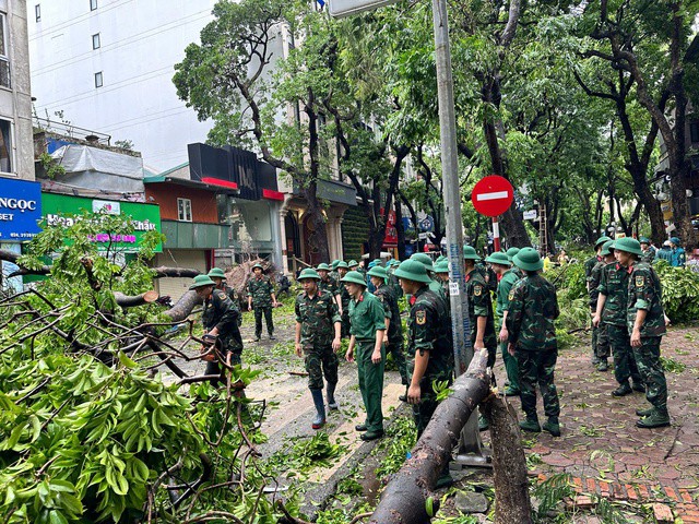 Lực lượng Quân đội và Công an Hà Nội Đêm Ngắn Ngày Dài Dọn Dẹp Hậu Quả Cơn Bão Yagi