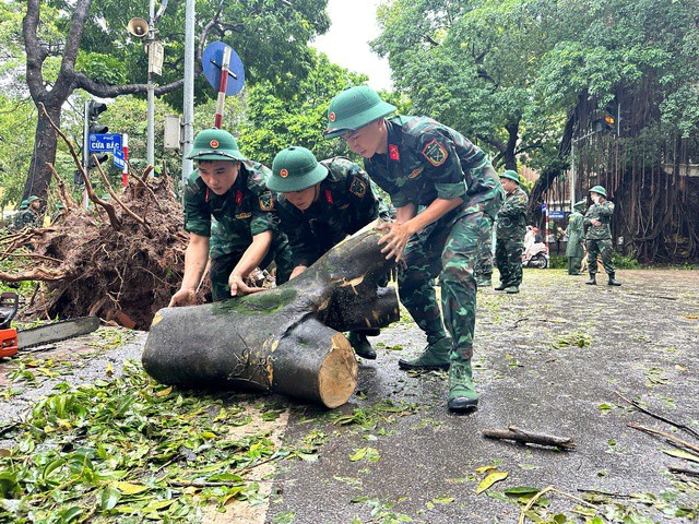 Lực lượng Quân đội và Công an Hà Nội Đêm Ngắn Ngày Dài Dọn Dẹp Hậu Quả Cơn Bão Yagi