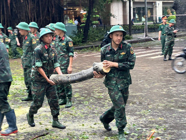 Lực lượng Quân đội và Công an Hà Nội Đêm Ngắn Ngày Dài Dọn Dẹp Hậu Quả Cơn Bão Yagi