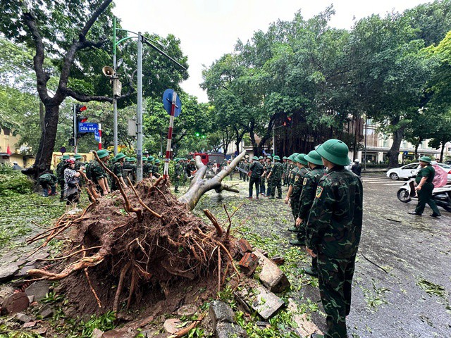 Lực lượng Quân đội và Công an Hà Nội Đêm Ngắn Ngày Dài Dọn Dẹp Hậu Quả Cơn Bão Yagi