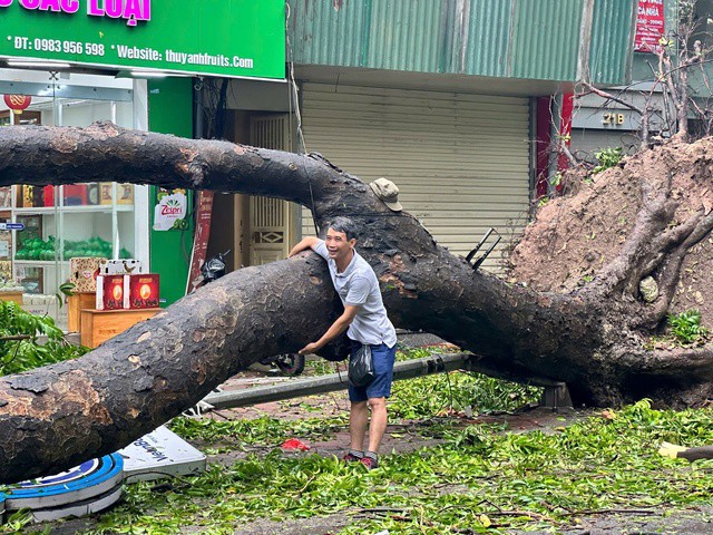 Lực lượng Quân đội và Công an Hà Nội Đêm Ngắn Ngày Dài Dọn Dẹp Hậu Quả Cơn Bão Yagi