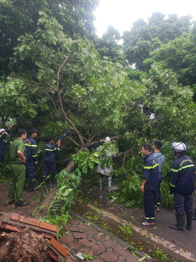 Lực lượng Quân đội và Công an Hà Nội Đêm Ngắn Ngày Dài Dọn Dẹp Hậu Quả Cơn Bão Yagi