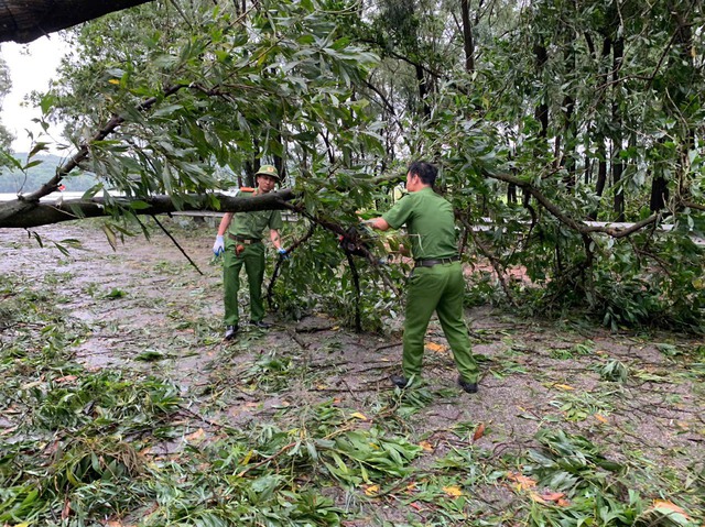 Lực lượng Quân đội và Công an Hà Nội Đêm Ngắn Ngày Dài Dọn Dẹp Hậu Quả Cơn Bão Yagi