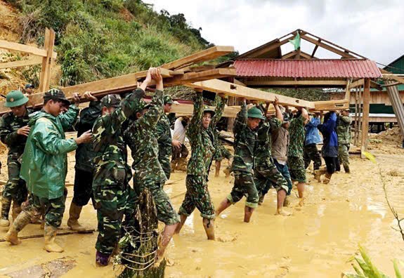 Bộ đội tham gia chống bão. Ảnh: Bộ Quốc phòng cung cấp