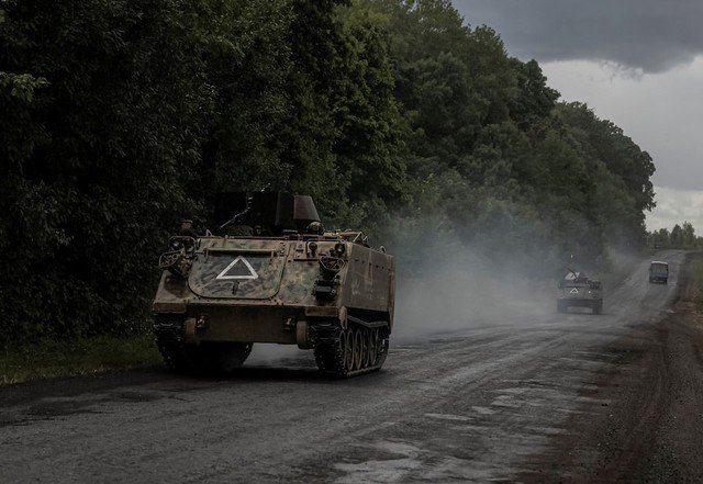 Binh sĩ Ukraine di chuyển trên xe bọc thép gần biên giới Nga ở khu vực Sumy - Ukraine. Ảnh: Reuters