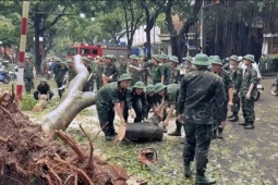 Tin tức trong ngày - VIDEO: Bộ đội, công an xuyên đêm khắc phục hậu quả cơn bão số 3