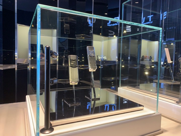 Dòng Signature V 4G chính hãng có mức giá giao động từ vài trăm triệu đến cả tỷ đồng tùy chất liệu.