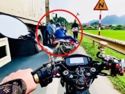 Xe máy - Xe đạp - Clip: Thót tim người đi xe máy thoát chết thần kỳ dưới bánh xe container
