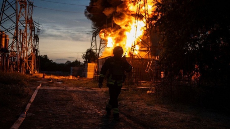 Một cơ sở ở Ukraine bốc cháy sau khi trúng hỏa lực Nga. Ảnh: GettyImages