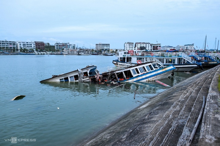 Một góc bến cảng tàu khách quốc tế Tuần Châu sau bão Yagi. Mùa du lịch, nơi này nhộn nhịp tàu vào ra, du khách đứng đợi.