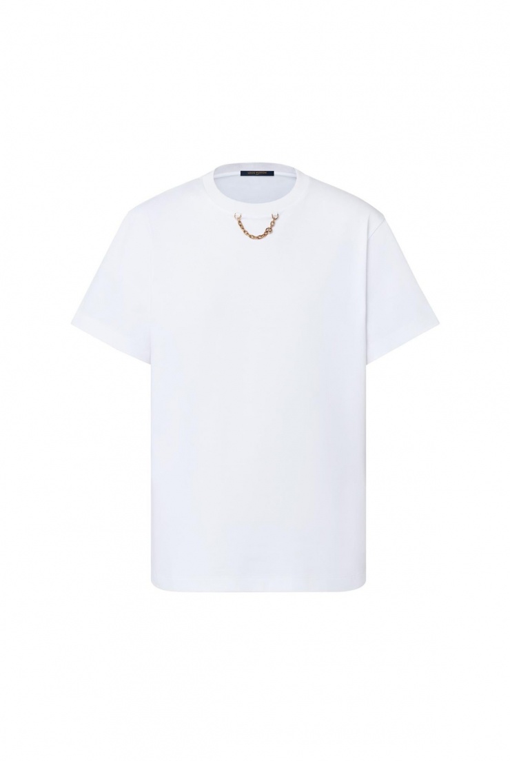 Hoa hậu mặc thiết kế Louis Vuitton Chain T-shirt có gam màu trắng trơn, điểm nhấn dây xích ở cổ áo. Thiết kế có giá bán khoảng hơn 21 triệu đồng.