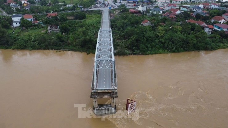 Cầu Phong Châu khánh thành từ 28/7/1995, được xây dựng với kết cấu dàn thép, có chiều dài gần 380 m. Năm 2013, cầu được sửa chữa. Đến tháng 9/2019, Phú Thọ ra lệnh cấm các phương tiện có trọng tải từ 18 tấn trở lên qua cầu này. Ảnh: Hoàng Mạnh Thắng.