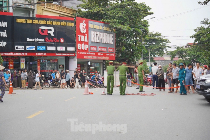 Cơ quan chức năng đang tổ chức cứu nạn và phân luồng giao thông tại hiện trường, đảm bảo an toàn cho người dân. Các đơn vị đang thống kê hiện trạng và sẽ có báo cáo cụ thể. Ảnh: Đức Nguyễn.