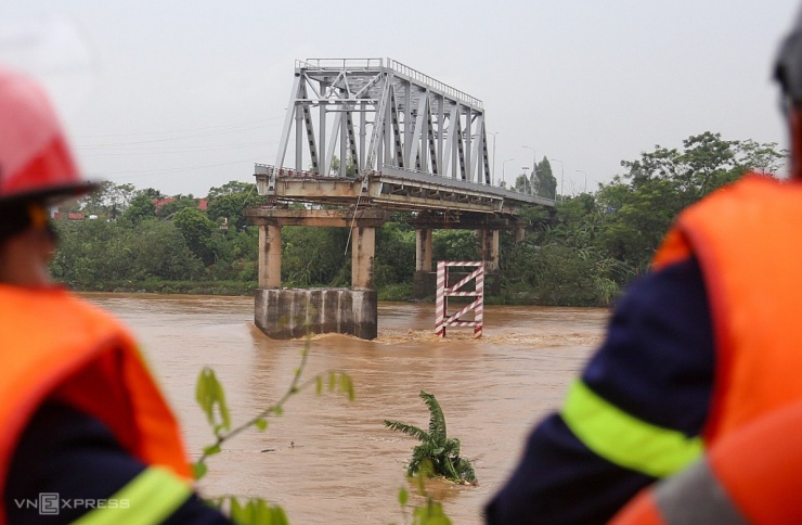 Một phần nhịp cầu còn lại phía huyện Lâm Thao sau vụ sập.