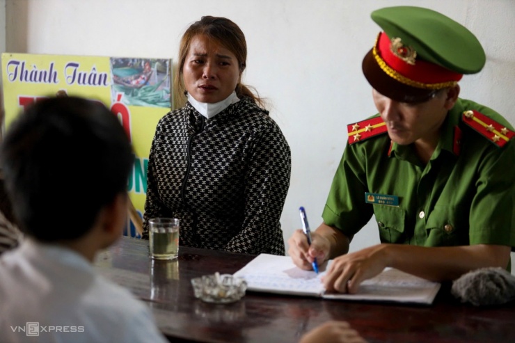 Hiện trường cầu sập khiến 13 người mất tích - 9