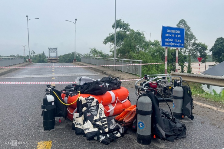 Hiện trường cầu sập khiến 13 người mất tích - 7